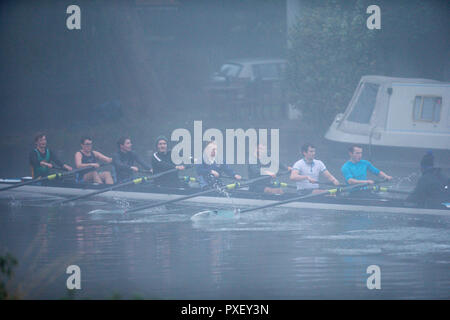 I rematori di treno sul fiume Cam in Cambridge in la mattina presto su un foggy nebbioso giorno Foto Stock