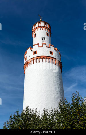 Bad Homburg, Germania, Ottobre 20th. 2018 - La torre bianca, il castello di mantenere e punto di riferimento di Bad Homburg, costruito tra il 1355 e il 1370 come un mastio, di ceneri Foto Stock