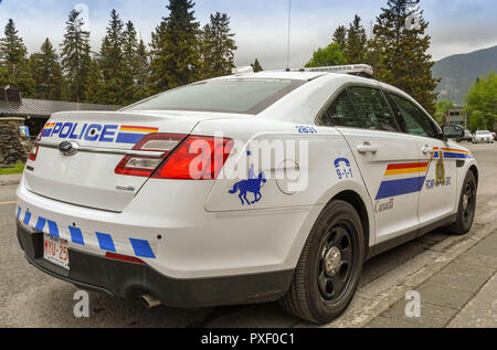 BANFF, AB, Canada - Giugno 2018: vista ravvicinata di un Royal Canadian polizia montata partol auto. Foto Stock