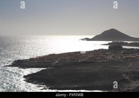 Vista di Arenas del Mar e la Amarilla montagna nel Médano dalla parte superiore della cornice naturale di Montaña Pelada in Tenerife Foto Stock
