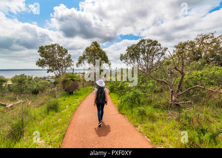 Una donna su un sentiero a piedi al Wireless Hill Park con una vista sul fiume Swan. Booragoon, Perth, Western Australia Foto Stock