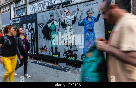 Graffiti a parete e pedoni, Londra, Inghilterra, Regno Unito. Foto Stock