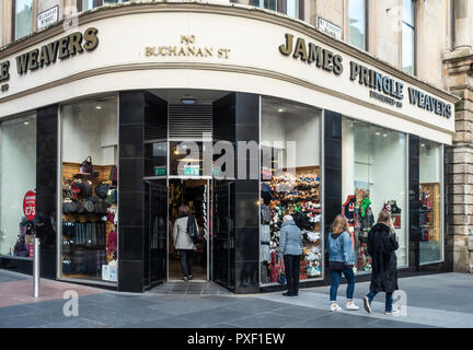 Il cliente inserendo il James Pringle tessitori sull'angolo di Buchanan Street e St Vincent posto nella zona centrale di Glasgow, Scotland, Regno Unito. Accessori di lana Foto Stock