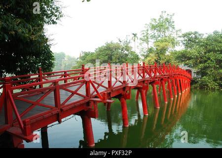 Huc bridge spanning di Ngoc Son Temple, Hanoi, Vietnam ricurva con architettura a ponte rosso di aragosta simboleggia il capoluogo della regione di migliaia di anni libe Foto Stock