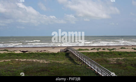 Fuga per la scintillante Golfo del Messico, visitate la bella spiaggia a est su Galveston Island; sentire la sabbia tra le dita dei piedi e revel in onde Foto Stock