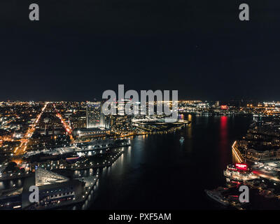 Vista aerea del Baltimore Inner Harbor di notte. Foto Stock