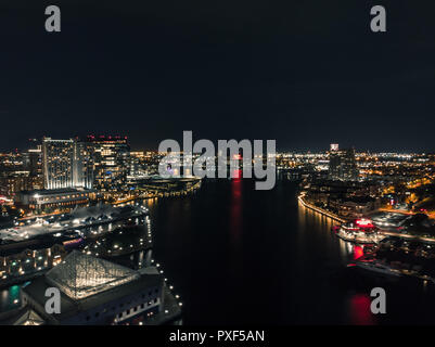 Vista aerea del Baltimore Inner Harbor di notte. Foto Stock