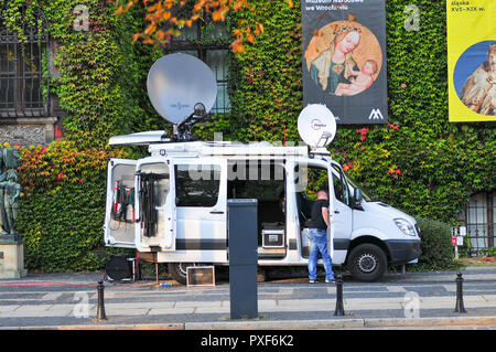 La televisione di OB van davanti al Museo Nazionale di Wroclaw, Polonia Foto Stock