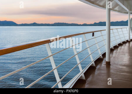 Inizio serata stern vista oceano e nuvole dolcemente illuminata dal sole di setting, Dixon entrata, all'interno del passaggio, British Columbia, Canada. Foto Stock