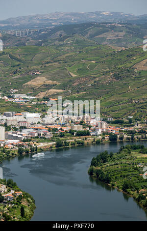 Modelli di vigneti di vigneti in Alto Douro Port Wine regione del Portogallo in estate guardando verso la zona di peso da Regua e il fiume Douro Foto Stock