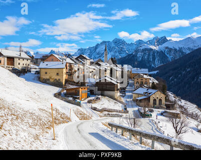 Vista panoramica sul villaggio guarda ad una bella giornata di sole in inverno, Bassa Engadina, Grigioni, Svizzera. Foto Stock