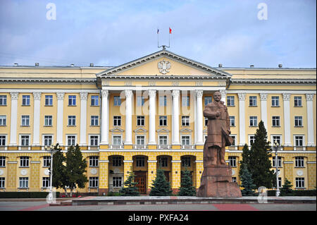 Facciata del palazzo del governo e la statua di Lenin a Smolensk, Russia Foto Stock