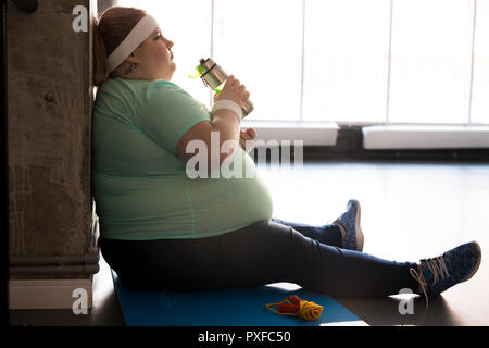 Donna obesa Acqua Potabile Foto Stock