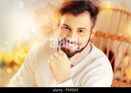 Bello dark-eyed uomo che lavora come un modello che posano per una foto ritratto Foto Stock