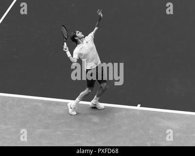 New York, NY - Agosto 30, 2018: Roger Federer serve durante la US Open 2018 2° round match contro Benoit Paire di Francia a USTA Billie Jean King National Tennis Center Foto Stock