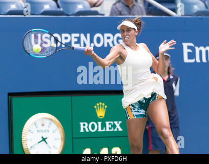 New York, NY - Agosto 30, 2018: Madison CHIAVI DI STATI UNITI D'AMERICA restituisce la sfera durante l'US Open 2018 2° round match contro Bernarda Pera del Stati Uniti al USTA Billie Jean King National Tennis Center Foto Stock