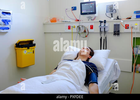 Paziente, 19 anno di età del giovane uomo a letto nel dipartimento di emergenza in ospedale, Australia Ott 2018 Foto Stock