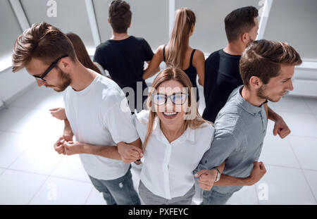 Gruppo di amici in piedi in cerchio Foto Stock