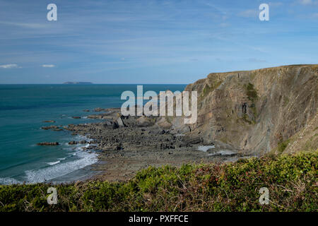 Guardando verso Lundy Island Da sopra Hartland Quay, il Devon dalla costa atlantica Foto Stock