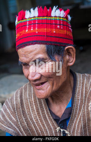 Ritratto di un uomo della minoranza Ifugao a Banaue nelle Filippine Foto Stock