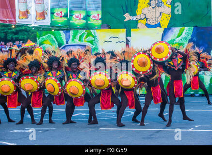 Partecipanti alla festa di Aliwan a Manila Filippine Foto Stock