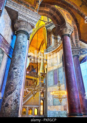 Vista della galleria del sud dell'Hagia Sophia moschea con il minibar, il pulpito a destra dell'abside. Istanbul, Turchia. Foto Stock