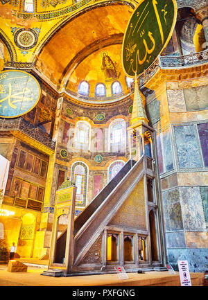 Minbar, il pulpito a destra dell'altare di Hagia Sophia, la moschea e la zona absidale con il mosaico della Vergine Maria in background. Istanbul Foto Stock