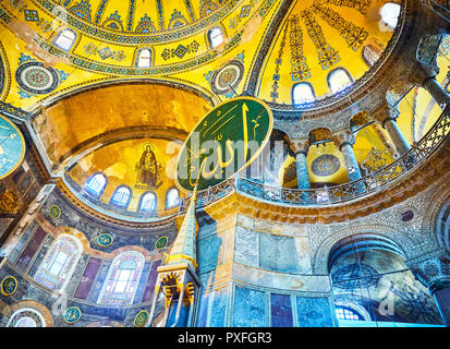 Minbar, il pulpito a destra dell'altare di Hagia Sophia, la moschea e la zona absidale con il mosaico della Vergine Maria in background. Istanbul Foto Stock