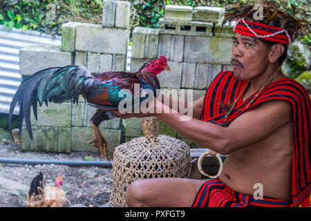 Ritratto di un uomo della minoranza Ifugao a Banaue nelle Filippine Foto Stock