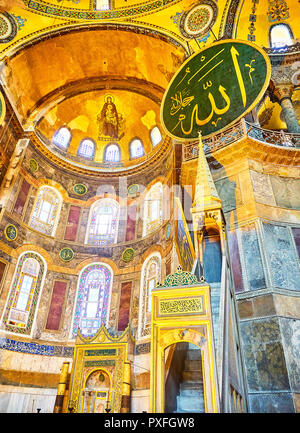 Minbar, il pulpito a destra dell'altare di Hagia Sophia, la moschea e la zona absidale con il mosaico della Vergine Maria in background. Istanbul Foto Stock