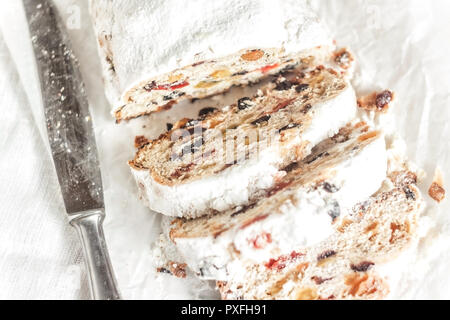 Una inquadratura ravvicinata del tradizionale Natale stollen torta alla frutta. Dolce regalo per Natale. Messa a fuoco selettiva Foto Stock