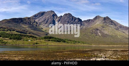 Vista panoramica di Bla Bheinn e montagne Cuillin sull'Isola di Skye con il Loch Slapin in primo piano, Scotland, Regno Unito Foto Stock