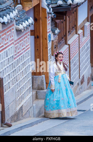 Donna coreana con abito Hanbok in Corea di Seoul Foto Stock