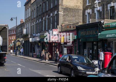 Parchi e negozi e cartelli stradali in Aberdeen Park, Highbury Barn, Islington, Londra Nord scene Foto Stock