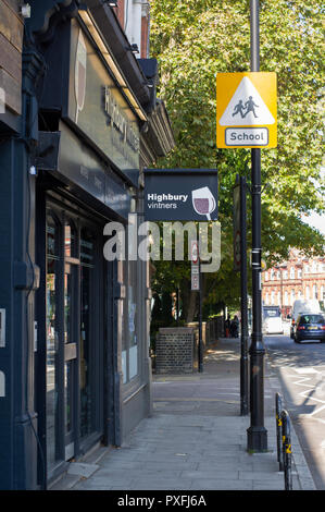 Parchi e negozi e cartelli stradali in Aberdeen Park, Highbury Barn, Islington, Londra Nord scene Foto Stock