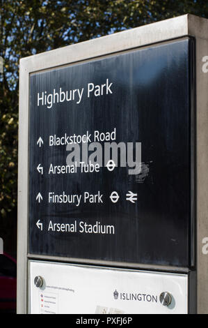 Parchi e negozi e cartelli stradali in Aberdeen Park, Highbury Barn, Islington, Londra Nord scene Foto Stock