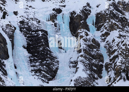 Arrampicata su ghiaccio su una cascata. Bargis Valley, Davos del Cantone dei Grigioni, Svizzera, Europa. Foto Stock