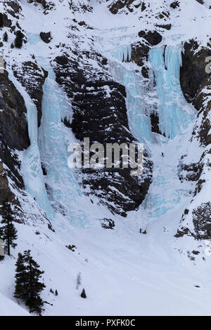 Arrampicata su ghiaccio su una cascata. Bargis Valley, Davos del Cantone dei Grigioni, Svizzera, Europa. Foto Stock