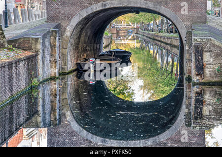Edam, Paesi Bassi, Ottobre 7, 2018: due sloops ormeggiato sotto il mattone arcata del ponte attraverso il canale Voorhaven a piazza Dam Foto Stock