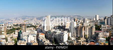 Panoramica vista sullo skyline di affollato di edifici nel centro cittadino di Beirut, Libano Foto Stock