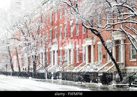 Nevoso inverno scene di strada con edifici storici lungo il Washington Square Park a Manhattan, New York City NYC Foto Stock