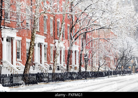 Coperta di neve marciapiedi ed edifici lungo Washington Square Park a Manhattan, New York City Foto Stock