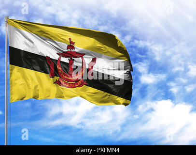 Bandiera nazionale del Brunei su un pennone di fronte blu cielo. Foto Stock