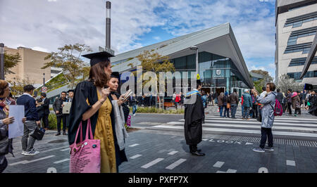 Edificio esterno durante le cerimonie di laurea. Pridham Hall, Adelaide, Australia. Architetto: Snøhetta e JPE Design Studio, 2018. Foto Stock