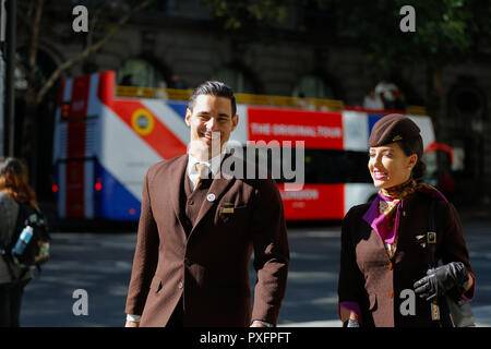 Etihad Airways equipaggio di cabina durante la London Fashion Week SS19. London, Regno Unito Etihad Equipaggio di cabina sono a piedi a Londra. Foto Stock