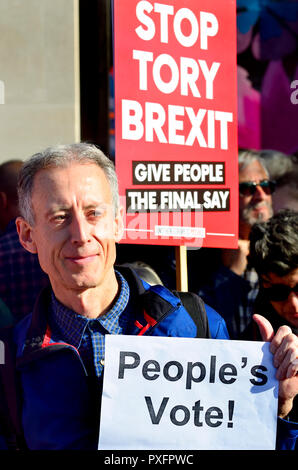 Peter Tatchell (attivista dei diritti umani) al voto popolare Marzo a sostegno di un secondo referendum Brexit, Londra, 20 Ottobre 2018 Foto Stock