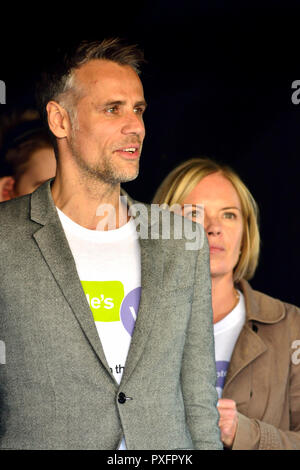 Mariella Frostrup e Richard Bacon agendo come comperes al voto popolare Marzo a sostegno di un secondo referendum Brexit, Londra, 20 Ottobre 2018 Foto Stock