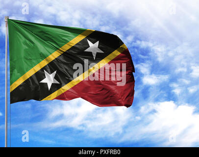 Bandiera nazionale di Saint Kitts e Nevis su un pennone di fronte blu cielo. Foto Stock