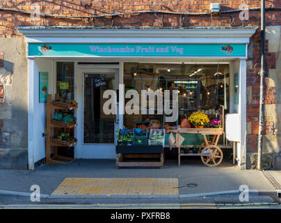 North Street negozio di frutta e verdura in Winchcombe, Cotswolds, Gloucestershire, Inghilterra Foto Stock