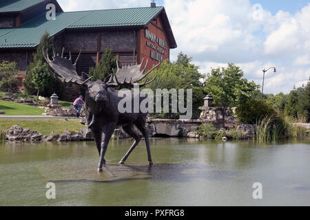 Flagship Bass Pro store in Springfield, Missouri. La scultura di un toro alci davanti all ingresso della Johnny Morris aquarium Foto Stock